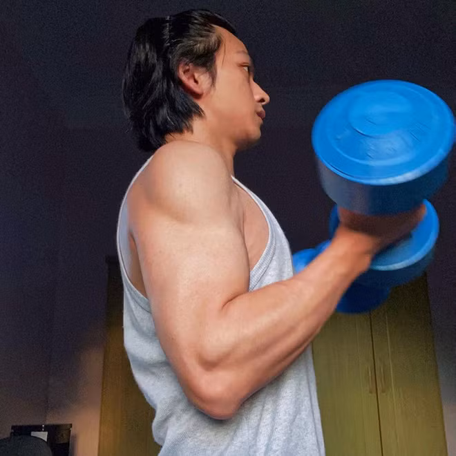 Cụ thể, trong bức ảnh mới đăng diễn viên Trần Nghĩa (người vào vai Ngạn trong phim Mắt Biếc) đã khiến hội chị em phải thích thú khi khoe cơ bắp siêu hấp dẫn.