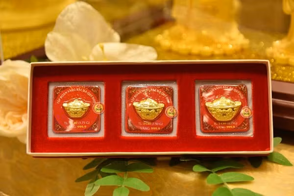 Gia vang hom nay 15/5: TT Trump noi gian, vang tang manh