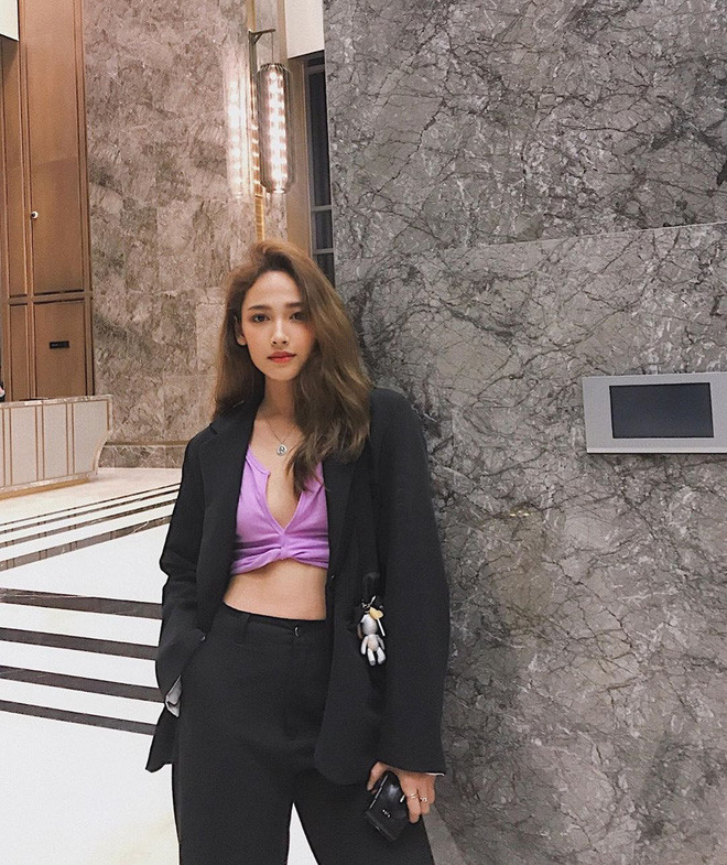 Bên cạnh hoạt động nghệ thuật, Cara còn thu hút sự chú ý vì nhan sắc xinh đẹp, thanh thoát như lai Tây của mình. Nhưng sự thật là bố mẹ cô nàng đều là người Việt Nam.