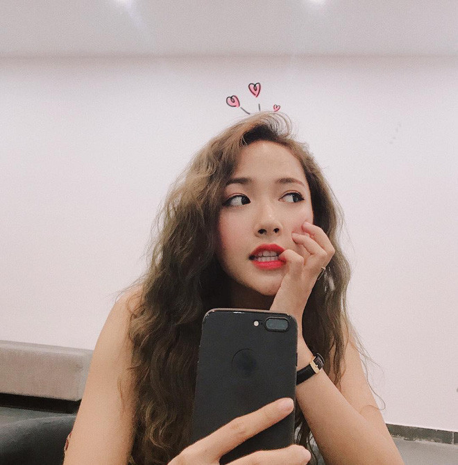 Cara Phương tên thật là Nguyễn Thanh Huệ Phương, sinh năm 1995. Bên cạnh công việc là ca sĩ, người mẫu ảnh, nàng hot girl còn được biết đến là "nửa kia" của streamer Việt - Noway.