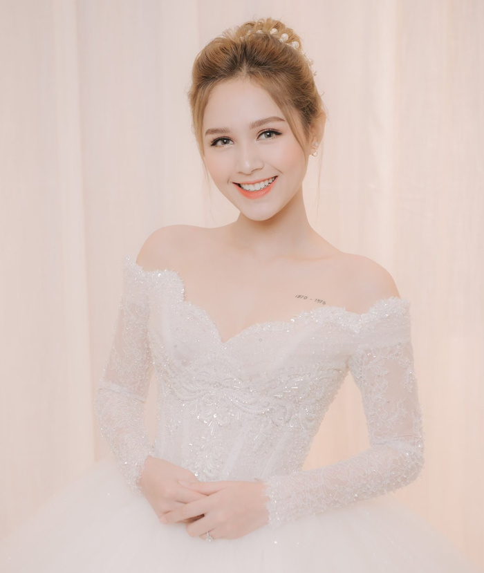 Gần đây, sau khi về chung nhà với streamer đại gia Xemesis, Xoài Non còn lấn sân sang làm Youtube, thế nhưng không vì thế mà bỏ bê Instagram.