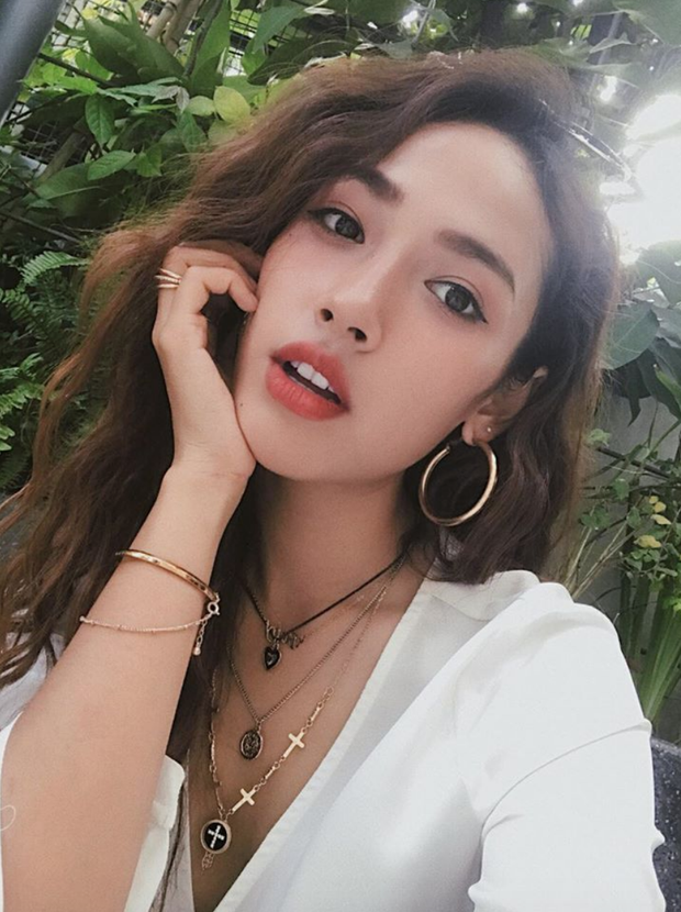 Trước Người ấy là ai mùa này, Cara Phương từng xuất hiện trong Vì yêu mà đến năm 2018. Nữ ca sĩ là một trong những hot girl nhận được nhiều lời tỏ tình nhất.