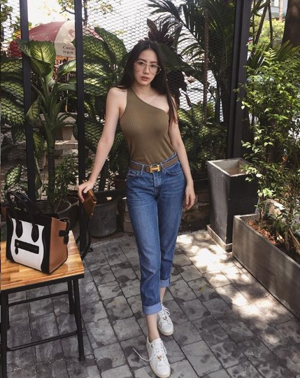 Trang phục, phụ kiện Phoiphailin Sivilay sử dụng thường đến từ những thương hiệu lớn, đình đám trên thế giới. Bạn bè của Phoiphailin đều là các 'cậu ấm, cô chiêu', thừa kế số tài sản khổng lồ.