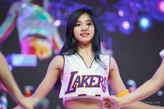 Tzuyu được đánh giá là một trong những nhan sắc đình đám Kpop thế hệ mới. Không chỉ nổi tiếng trong cộng đồng fan Kpop, nhan sắc "em út" TWICE còn được các chuyên gia thẩm mỹ đánh giá cao.