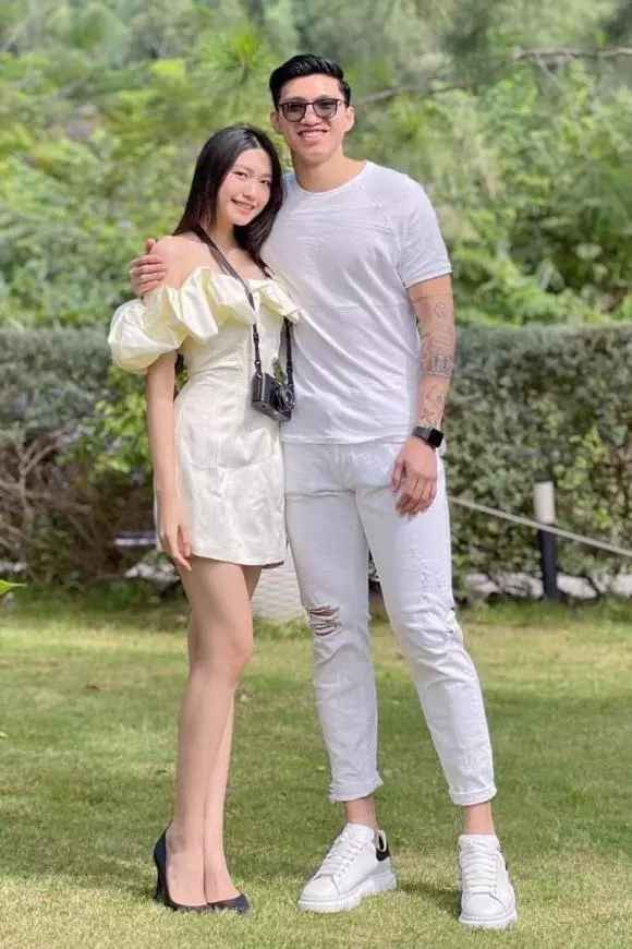 Thời gian qua, ngoài biết đến danh xưng hot girl trường Luật, Top 10 Hoa Hậu Việt Nam, Doãn Hải My còn gây chú ý khi công khai hẹn hò với chân sút Đoàn Văn Hậu.