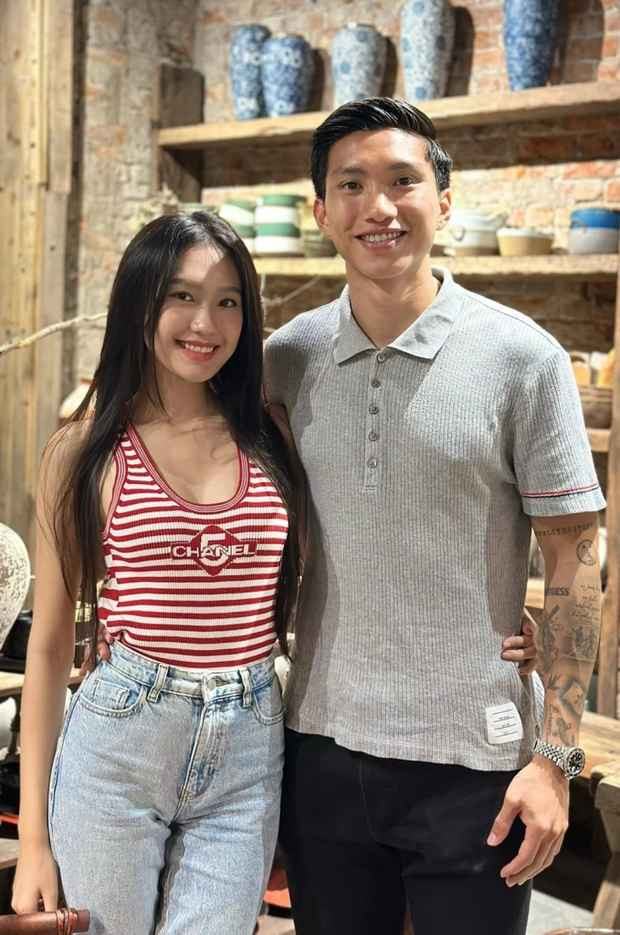 Theo đó khi đăng tải khoảnh khắc xúc động trong buổi lễ cầu hôn, Đoàn Văn Hậu không chỉnh sáng hình khiến vợ sắp cưới càu nhàu: “Yêu bạn… Nhưng bạn không đẩy sáng lên được hả bạn? Mọi người lại tưởng tớ đen thật thế thì…” .