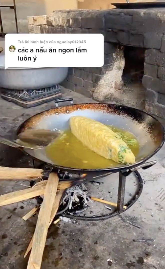 Anh bộ đội tỉ mỉ rán trứng, nhưng cũng rất thoải mái như thể đã quá quen thuộc.