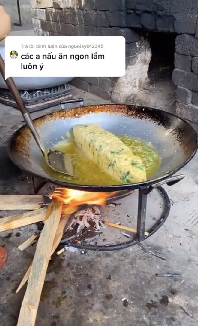 Nhiều bạn cho rằng bên cạnh sự khéo tay, 50% thành công của món ăn này còn nằm ở... cái chảo chống dính khổng lồ!