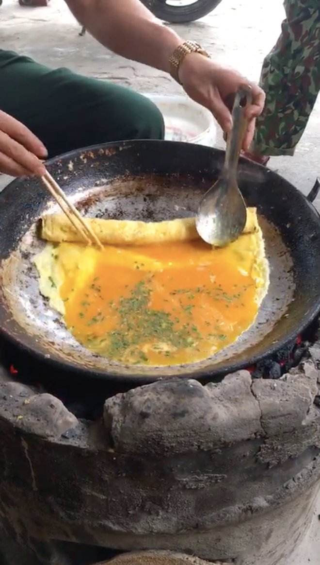 Gần đây, một đoạn clip xuất hiện trên TikTok đã ghi lại cảnh cách làm món trứng rán theo dạng cuộn cực kỳ công phu do chính một chú bộ đội khéo tay làm ra.