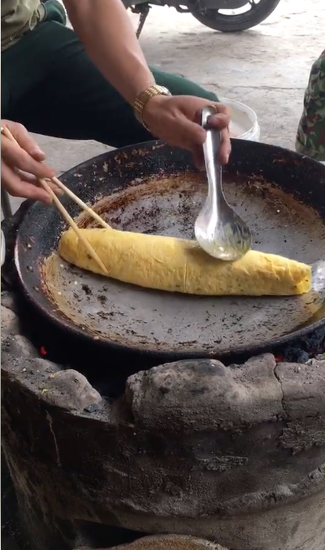 Để trứng được chín đều, tốc độ cuộn phải thật chuẩn, thao tác phải dứt khoát để cho ra thành phẩm có tạo hình đẹp nhất.