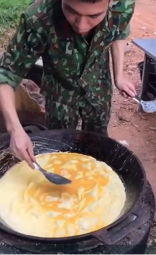 Anh bộ đội thể hiện kỹ thuật rán trứng, nấu ăn thôi mà cũng nề nếp từng li từng tí một.