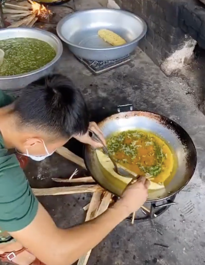 "Kiểu trứng cuộn này nhìn đẹp nhưng bên trong không được thơm ngon như khi rán bình thường đâu, mình từng làm và ăn rồi nên mình biết." hay "50% thành công của món ăn này chắc chắn phải nhờ cái chảo siêu to khổng lồ kia!"... là những bình luận dân mạng để lại dưới clip.