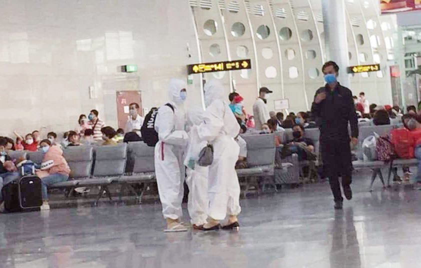 Hình ảnh trùm kín khiến các hành khách khác chú ý.