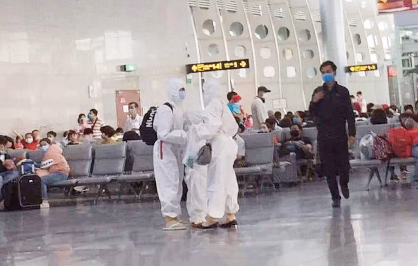 Hình ảnh trùm kín khiến các hành khách khác chú ý.