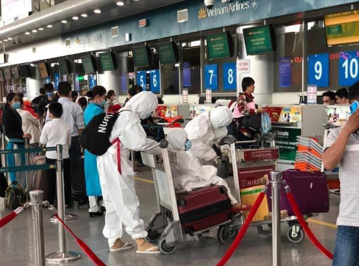 Cả gia đình cẩn thận phòng dịch.