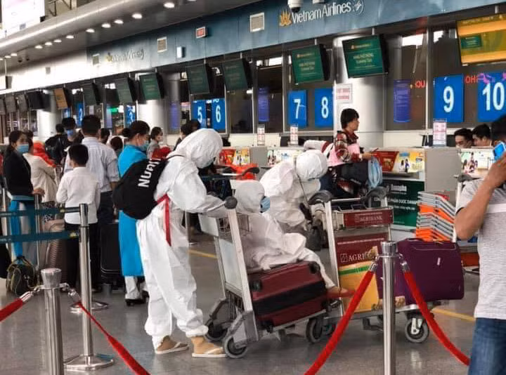 Cả gia đình cẩn thận phòng dịch.