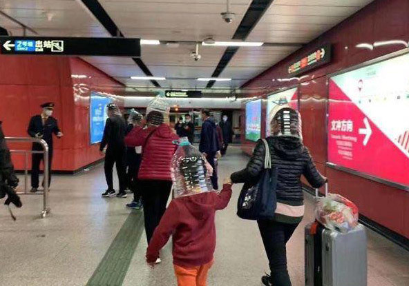 Một gia đình khác sử dụng chai nhựa để làm mặt nạ.