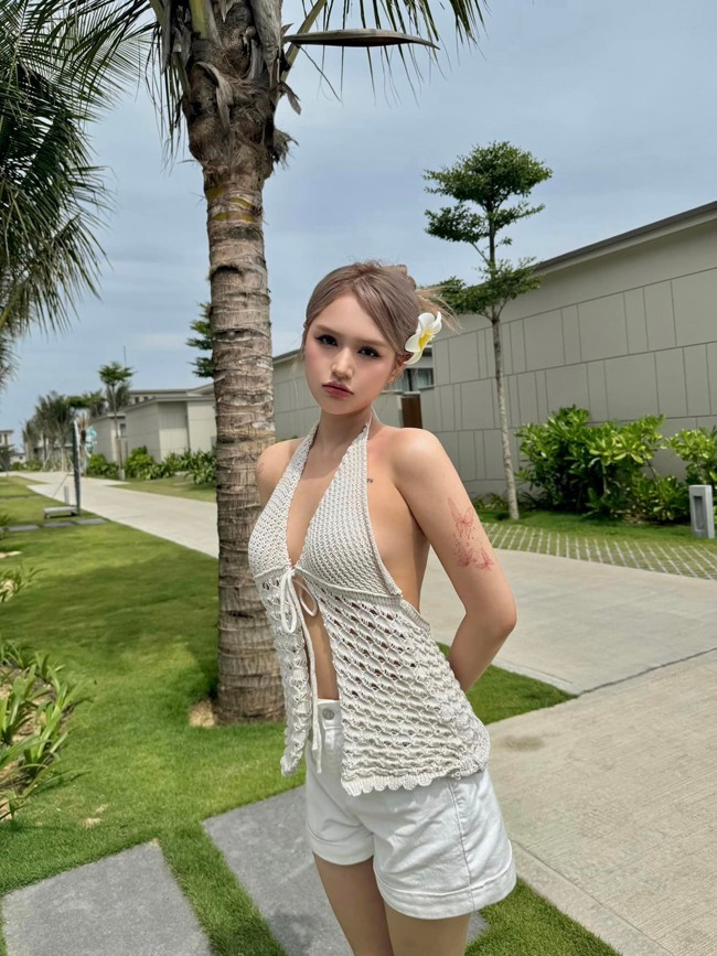 Mới đây, Xoài Non vừa tung bộ ảnh chào hè gợi cảm. Trong chuyến du lịch nghỉ dưỡng, cô nàng khoe nhan sắc nổi bật với trang phục mỏng manh.