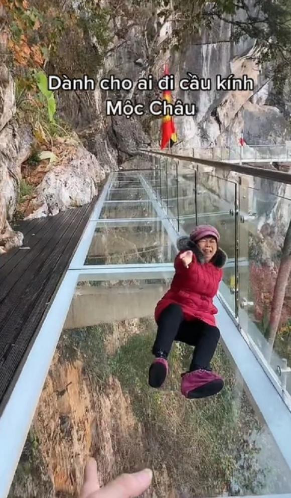 Đây chính là cây cầu kính dài nhất thế giới (632m). Cầu bắc qua núi nên khi nhìn xuống sẽ thấy vực sâu thăm thẳm, đây là thử thách thực sự với những ai sợ độ cao.