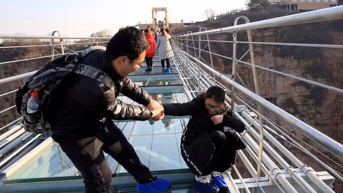 Đứng giữa không trung rộng lớn, trên cầu kính với chiều cao lên tới hàng trăm mét là thử thách với không ít người.