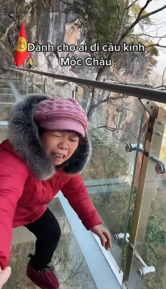 Được biết, cầu kính được làm rất chắc chắn. Mặt cầu sử dụng loại kính siêu cường lực Saint Gobain của Pháp, với 3 lớp kính dày 40 mm có thể chịu tối đa 450 du khách cùng lúc.