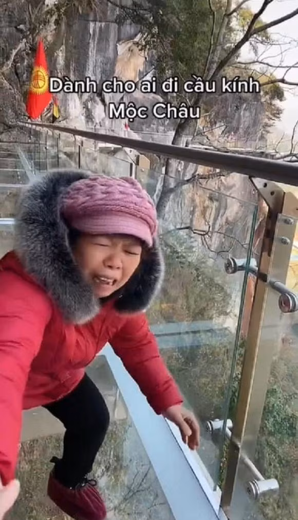 Được biết, cầu kính được làm rất chắc chắn. Mặt cầu sử dụng loại kính siêu cường lực Saint Gobain của Pháp, với 3 lớp kính dày 40 mm có thể chịu tối đa 450 du khách cùng lúc.