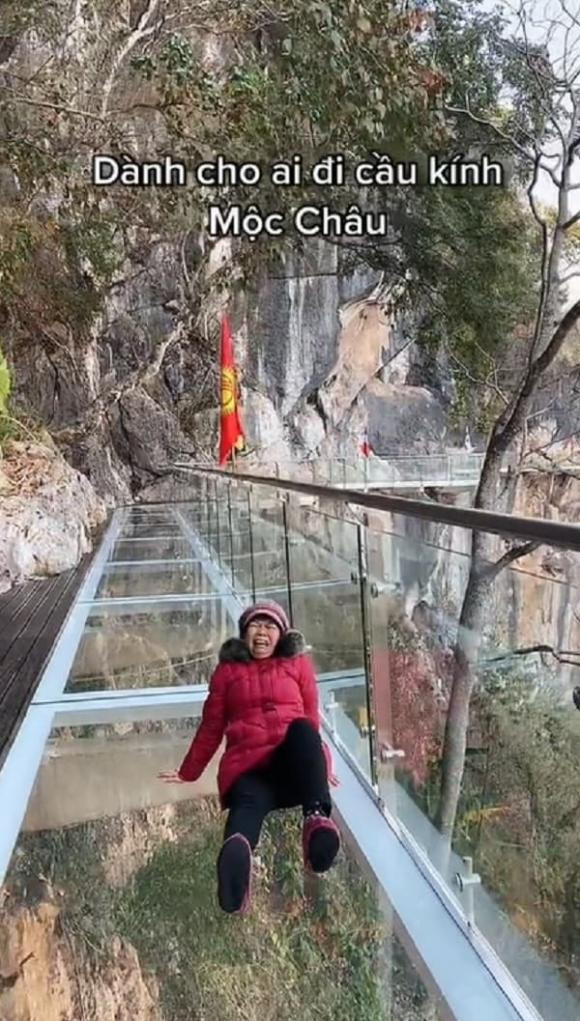 Mới đây, trên mạng truyền tay nhau hình ảnh của một cô khi đi cầu kính ở Mộc Châu.