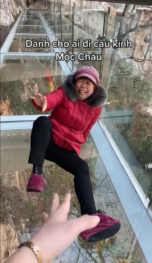 Vì sợ độ cao nên khi đi cầu, cô không bước bằng chân mà lê lết trên mặt kính. Miệng liên tục hét thất thanh “úi dồi ôi, úi dồi ôi sợ quá" khiến ai nấy đều phì cười.