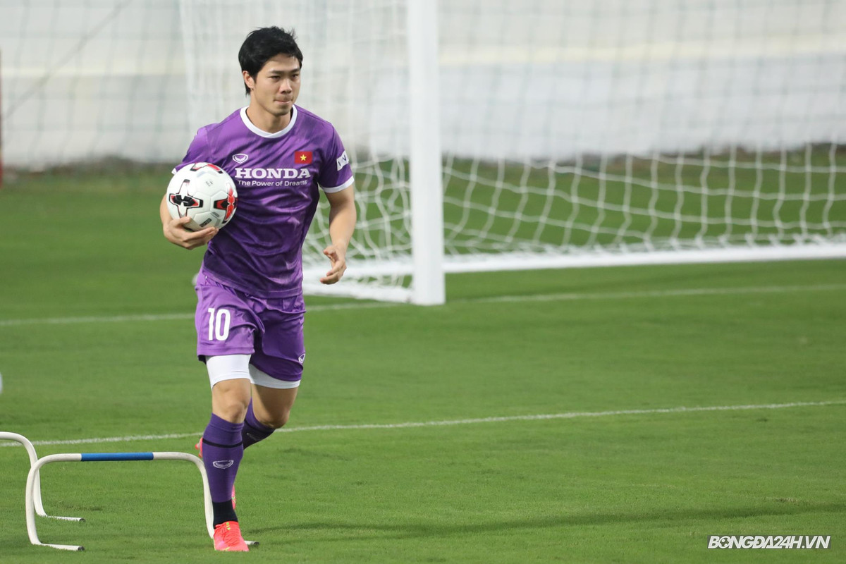 Công Phượng được xem là cầu thủ đội tuyển Việt Nam khá quan trọng khi liên tục nằm trong danh sách triệu tập. Tuy nhiên, ở hai trận đấu đầu tiên của tuyển Việt Nam với Saudi Arabia và Australia trong khuôn khổ vòng loại thứ 3 World Cup 2022 khu vực châu Á vừa qua, tiền đạo người Nghệ An vắng mặt vì bận chăm vợ sinh con đầu lòng.