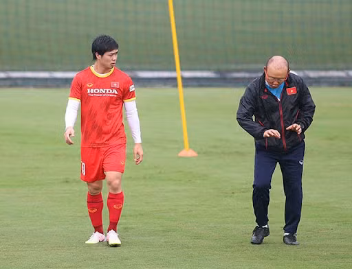 Trở lại hội quân, Công Phượng tập luyện với các cầu thủ U22 Việt Nam để tìm lại cảm giác bóng cũng như thể lực.