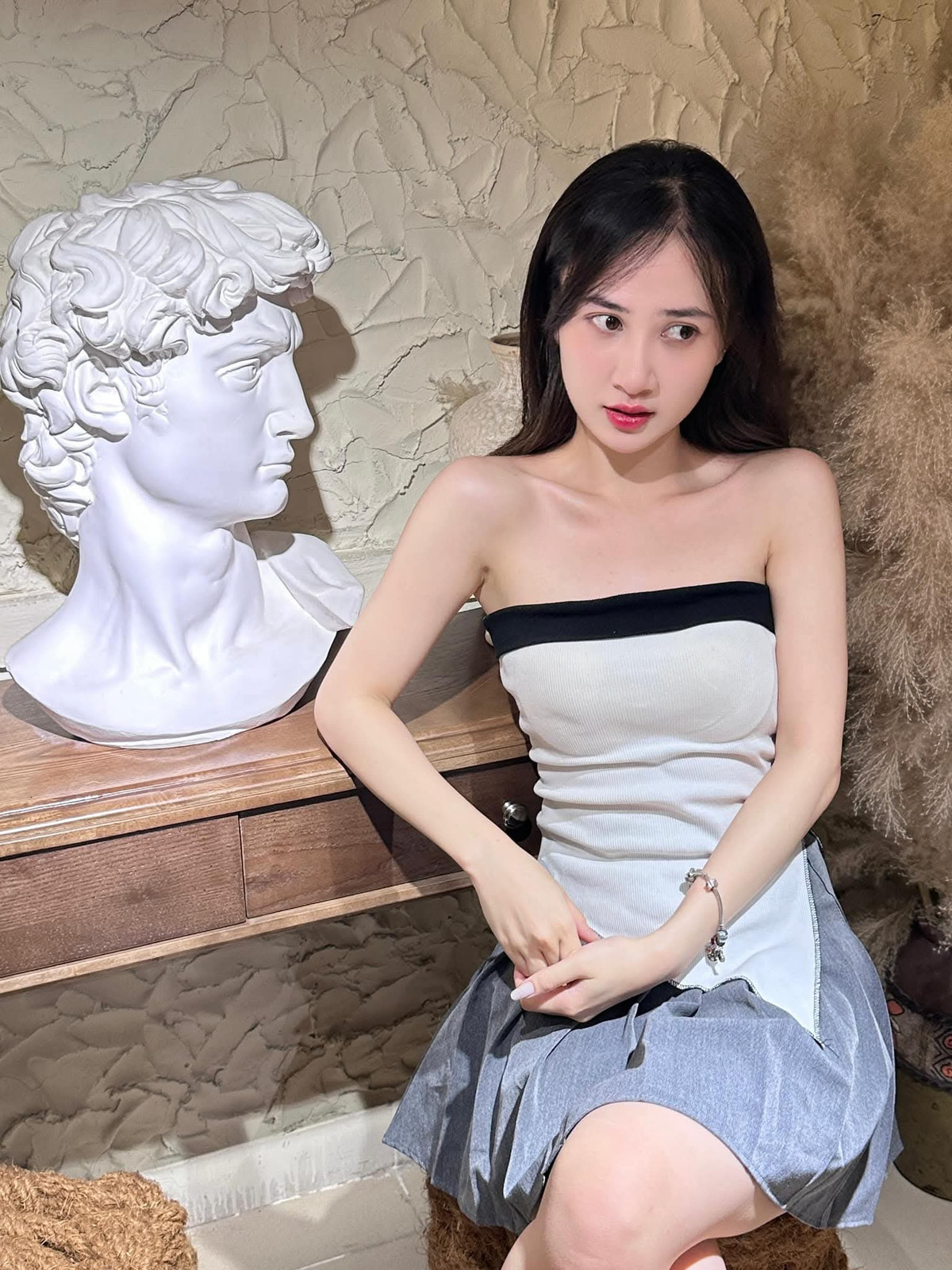 Bên dưới bình luận, người hâm mộ Hằng Đàm cũng nhanh chóng "bóc phốt" nữ streamer, khẳng định lý do cô nàng vẫn "một mình" là do bản thân gái xinh quá "khó".