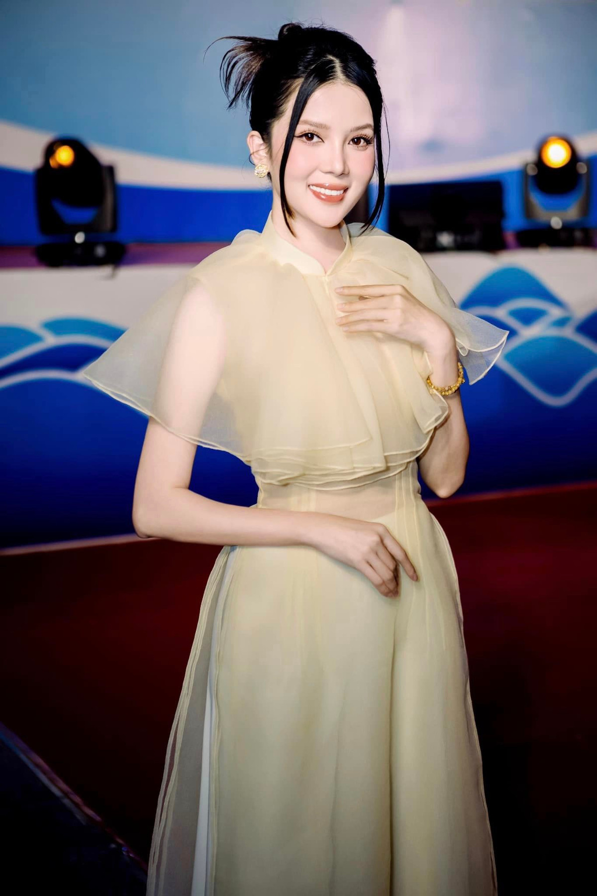 Thiết kế được Thuý Vi lựa chọn có độ xẻ chân chừng mực, xuyên thấu an toàn hay chọn trang phục khoét cổ vừa đủ…