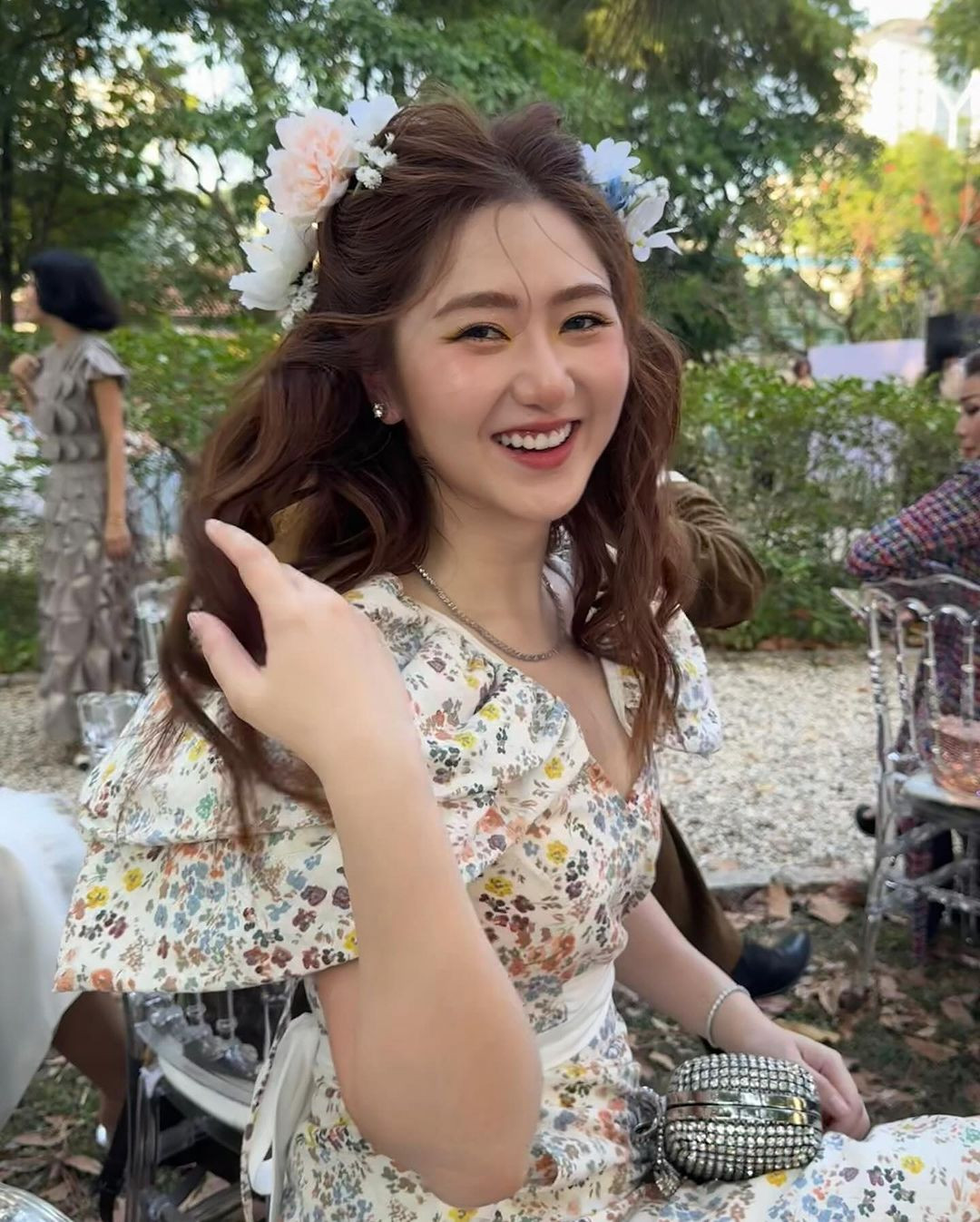 “Ảnh thẻ của tui, không biết các bác thợ có photoshop giúp cho không nữa”, Hà My bày tỏ.