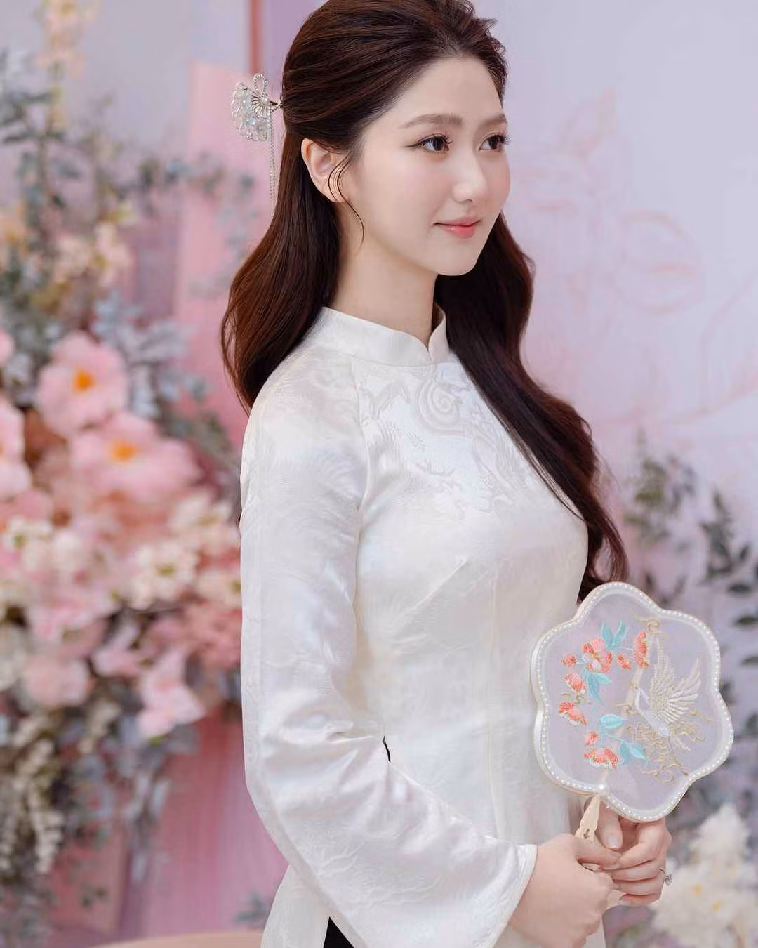 Nhiều người cho rằng, ảnh thẻ hiện đại bây giờ cũng có một số công nghệ làm đẹp hơn so với trước, chứ không để nhan sắc quá mộc mạc. Song vì tính chất của ảnh nên netizen cho hay cũng sẽ chỉ chỉnh sửa nhẹ nhàng, không quá đà. Do đó, vốn dĩ Hà My đã sở hữu visual cực phẩm sẵn nên khi chụp ảnh thẻ cũng xuất sắc không kém.