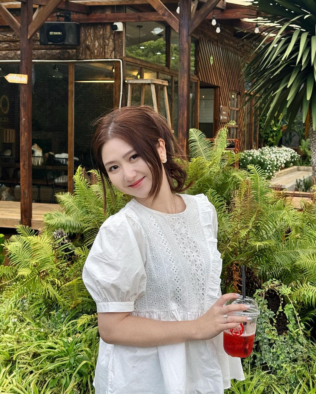 Thậm chí, khi khoe loạt ảnh thẻ này, chính Hà My cũng phải ngỡ ngàng vì đẹp hơn so với tưởng tượng và ngờ vực không biết có phải đã được qua chỉnh sửa hay không.