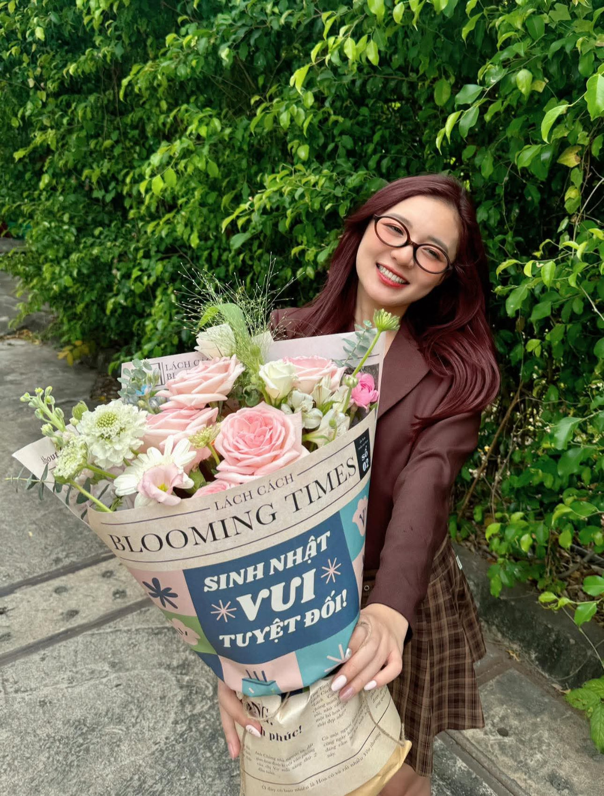 Thậm chí, cô nàng sinh đẹp sinh năm 1997 còn được cộng đồng của tựa game này dành tặng biệt danh "MC quốc dân" bởi hội tụ đủ những ưu điểm của một MC Esports: nhan sắc thu hút, dẫn dắt tự tin và xử lý tình huống khéo léo...