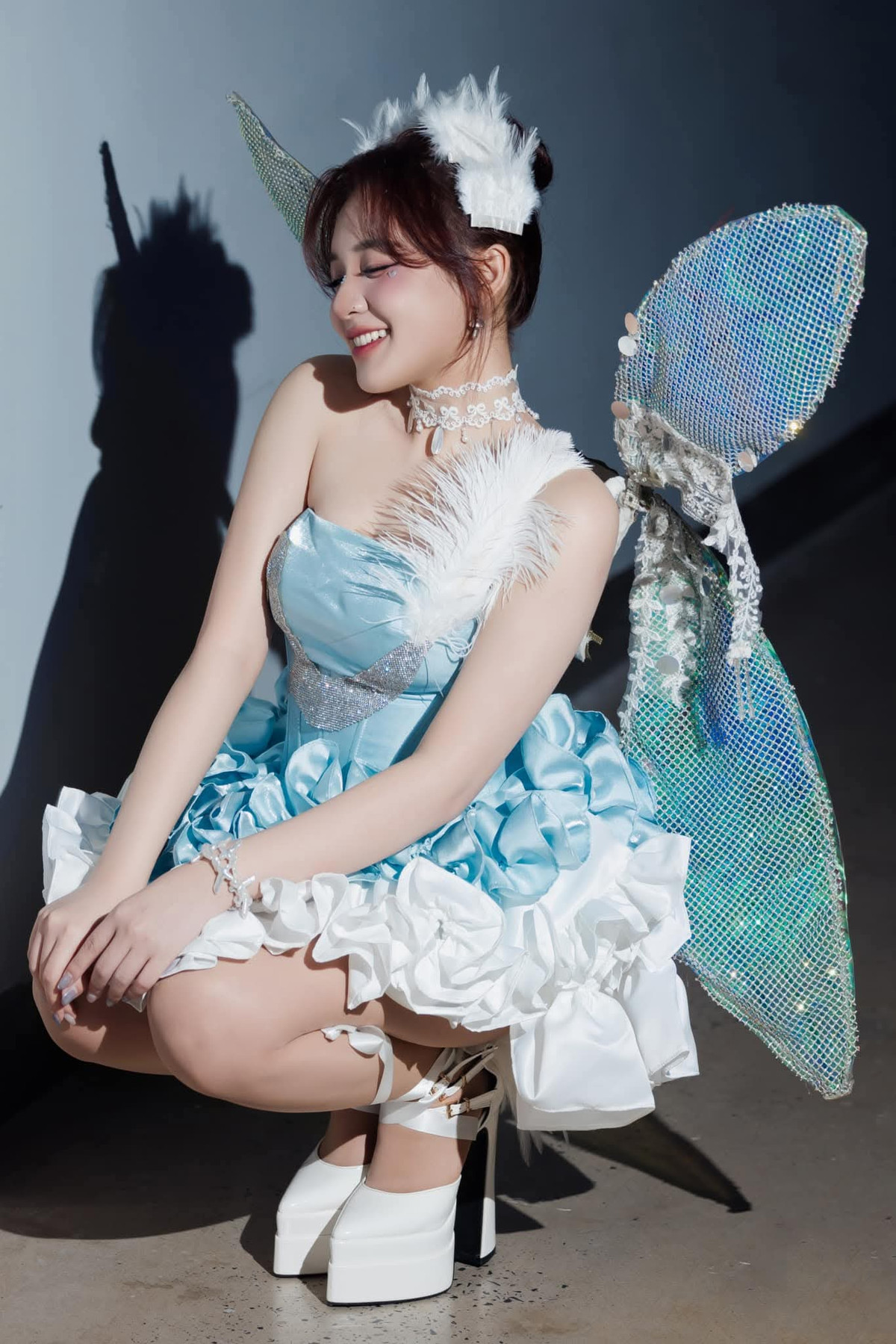 Ra mắt từ những ngày đầu của game Liên Quân Mobile, ở mùa 1, Krixi là một vị pháp sư được rất nhiều game thủ lựa chọn bởi độ bá đạo của mình, cô nàng sở hữu bộ kỹ năng gây sát thương phép lên diện rộng cũng như khả năng hất tung đã khiến nhiều game thủ phải ôm hận khi đối đầu với vị tướng này.