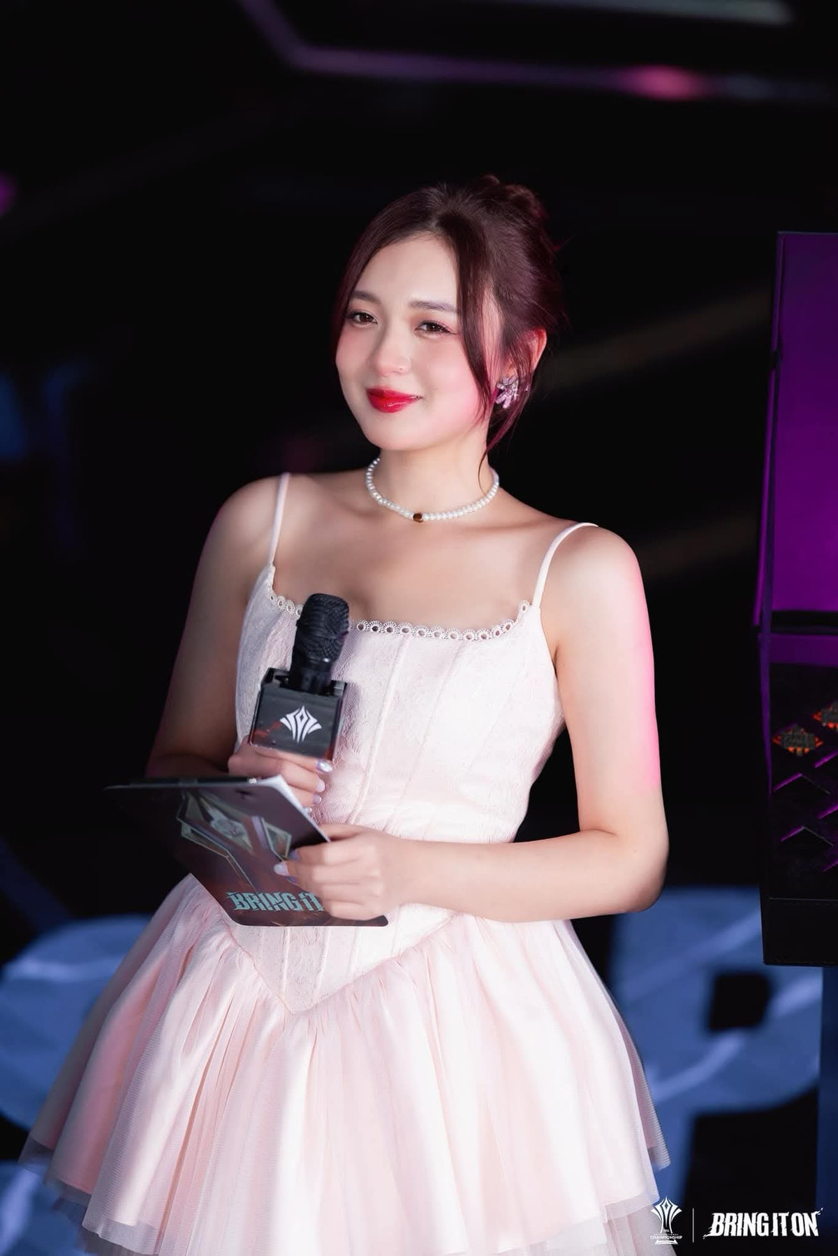 Vẫn biết nữ MC là người luôn sáng tạo, không ngại làm mới mình nhất là trong sự kiện quan trọng thế nhưng màn biến hình này vẫn khiến fan nam phải ngẩn ngơ ngắm mãi.