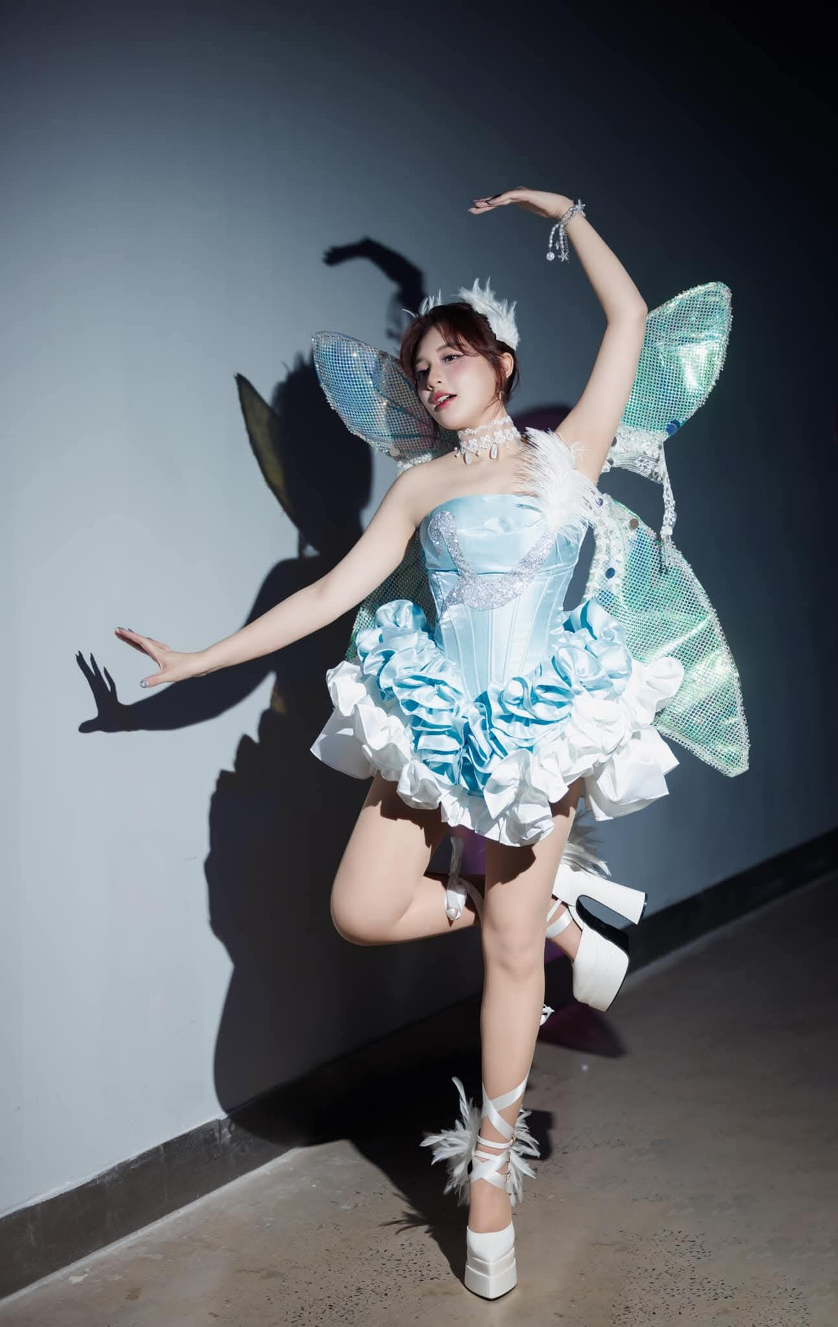 Lần đầu quyết định cosplay lên sân khấu - lấy cảm hứng từ vị tướng tủ đầu tiên chơi trong đời cùng skin tỷ lệ thắng cao nhất. Dù bị mọi người bảo “không có Krixi nào …. thế cạ” nhưng mặc kệ mình vẫn cực kì hạnh phúc sau một tháng loay hoay chuẩn bị bộ cánh nàyyy". Nữ MC hot nhất làng game Việt chia sẻ.