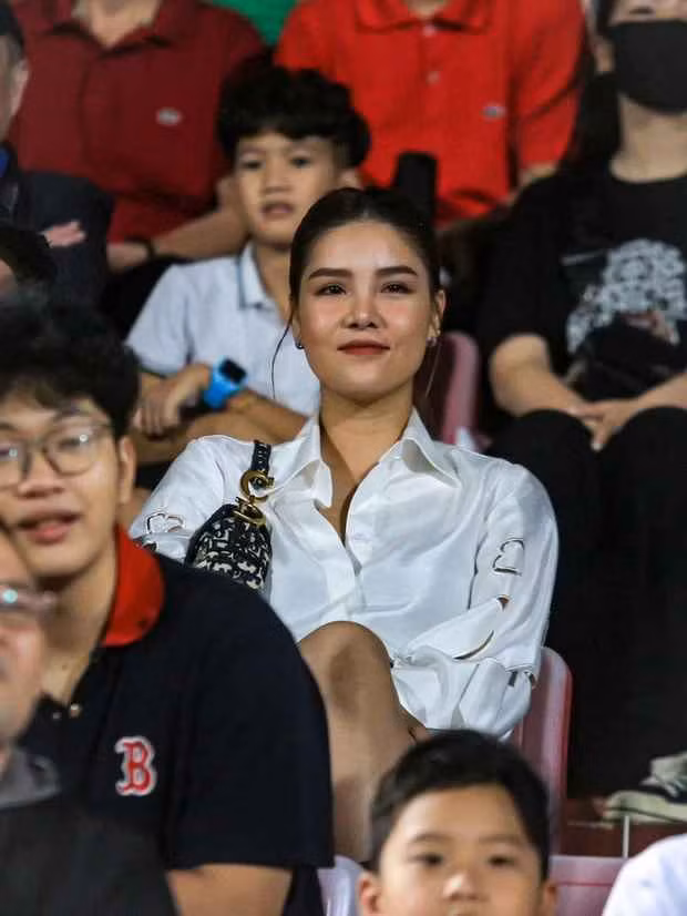 Trong một cuộc phỏng vấn vào đầu năm 2023, Kỳ Hân từng trải lòng: "Tôi và anh Quân chưa từng ở bên nhau ngày Valentine. Chúng tôi toàn ở xa nhau nên anh ấy chỉ gửi quà tặng thôi. Từ khi yêu đến lúc cưới và giờ chúng tôi đã có với nhau hai con trai, tôi chưa năm nào có cái gọi là Valentine. Vì vậy, kỷ niệm nói thật là không có luôn...