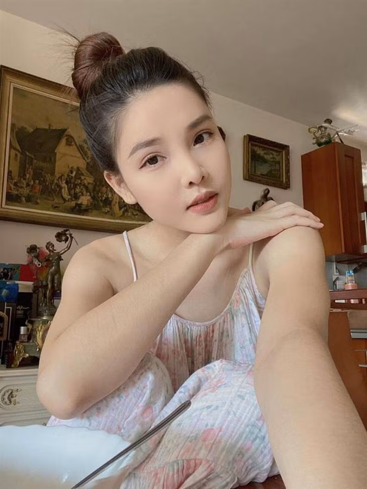 Dù tủi thân vì thường xuyên phải xa chồng, một mình chăm sóc 2 con nhưng Kỳ Hân hiểu rằng đó là điều không thể tránh khỏi vì công việc của ông xã.