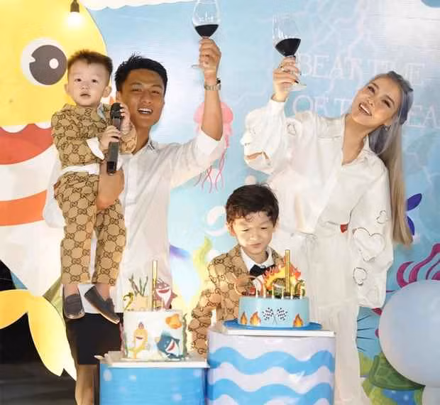 Thi thoảng, bà mẹ 2 con cũng bày tỏ cảm giác "tủi thân nhẹ" vì chồng thường xuyên vắng nhà vì lịch trình tập luyện. "Vắng bóng Mạc Hồng Quân, tui vừa làm cha, vừa làm mẹ" - Kỳ Hân chia sẻ trên Facebook cá nhân.