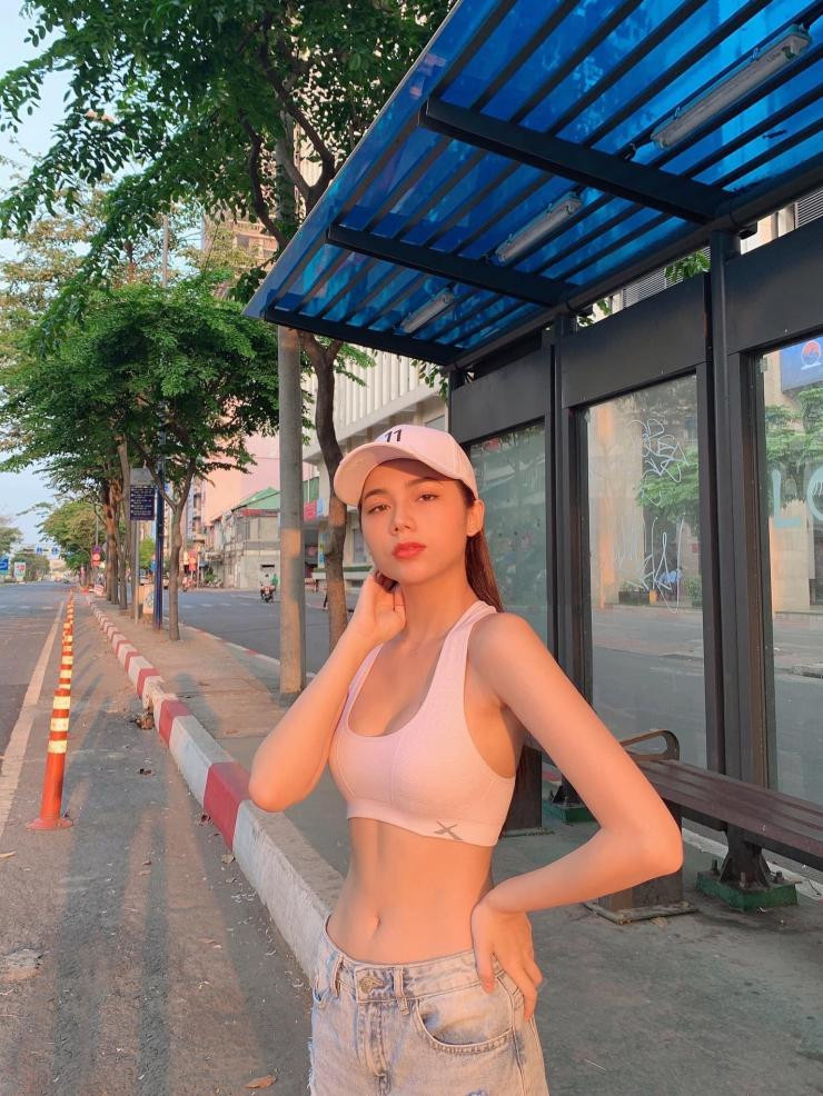 Nhờ sở hữu lượng người theo dõi lớn mà Thuý Hằng nhận được nhiều hợp đồng quảng cáo sản phẩm, nên cô được gọi là "hot girl tạp hoá".