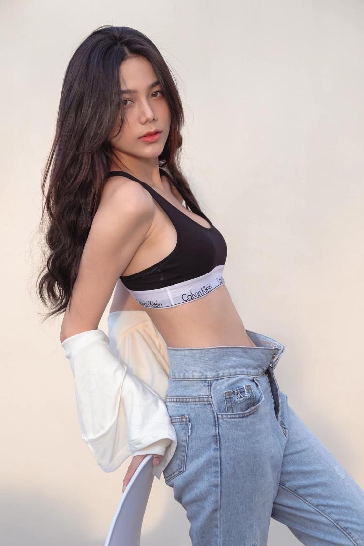 Võ Thúy Hằng được cư dân mạng gọi là bản sao của mỹ nhân Thái Lan Baifern Pimchanok khi sở hữu gương mặt có nhiều nét giống với nữ diễn viên này.