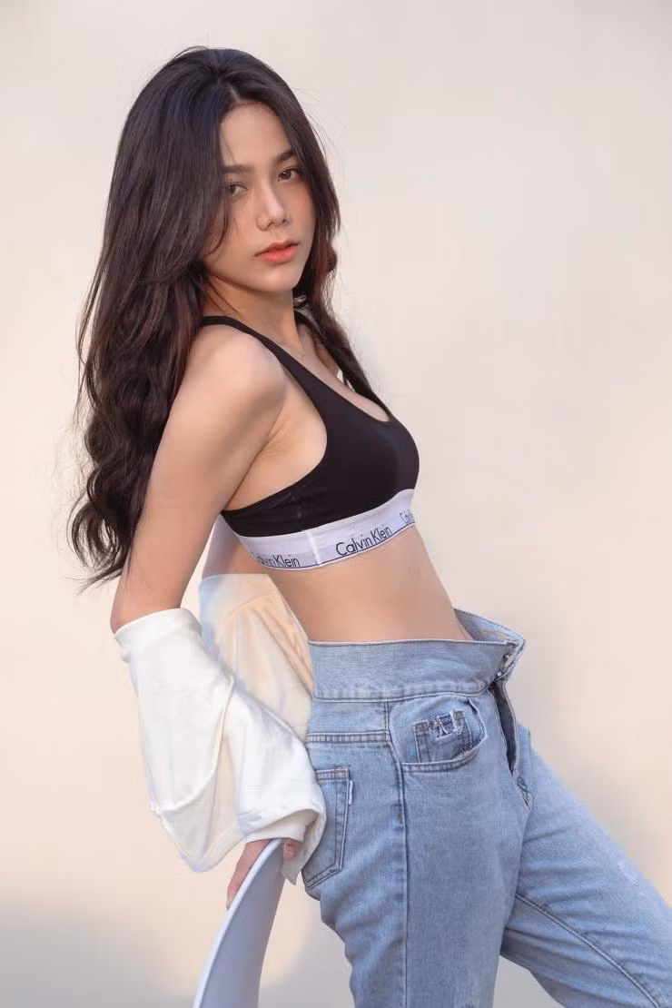 Võ Thúy Hằng được cư dân mạng gọi là bản sao của mỹ nhân Thái Lan Baifern Pimchanok khi sở hữu gương mặt có nhiều nét giống với nữ diễn viên này.