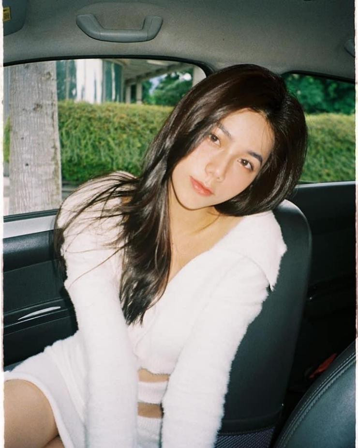 Võ Thị Thúy Hằng (sinh năm 2001) là hot girl được cư dân mạng chú ý khi hình ảnh của cô xuất hiện trên các diễn đàn trai xinh gái đẹp.