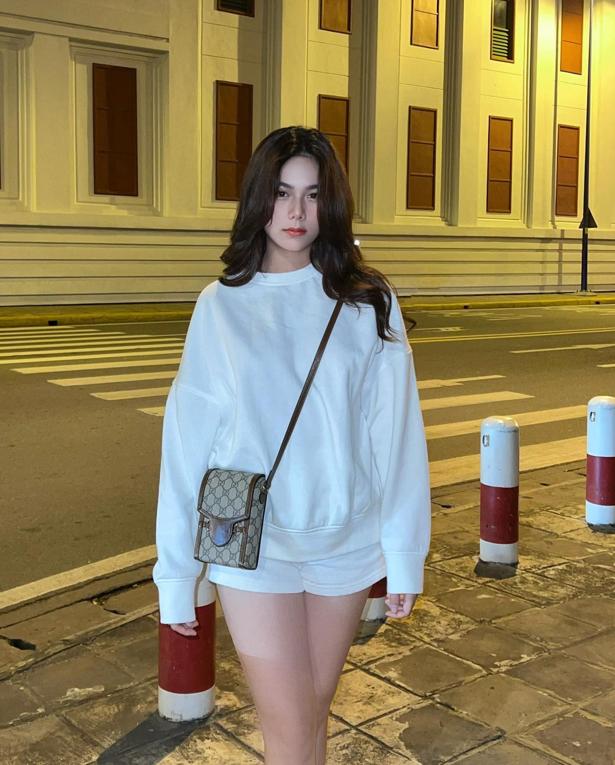 Tự tin với hình thể, Thuý Hằng thường xuyên thực hiện nhiều bộ hình thời trang ấn tượng theo nhiều concept khác nhau.