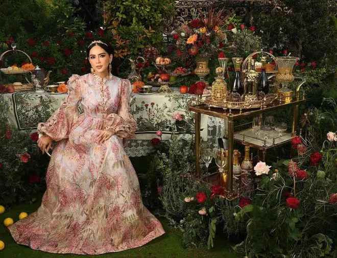 Ở tuổi 53, nữ doanh nhân vẫn giữ được gương mặt trẻ trung, thần thái cuốn hút và đặc biệt là làn không tì vết. Chưa kể, vóc dáng của mẹ chồng Linh Rin cũng khiến nhiều người phải xuýt xoa, ngưỡng mộ.