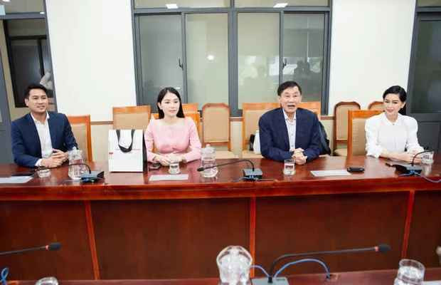 Mặc dù hình ảnh được chụp bằng camera thường, phu nhân tỷ phú cũng diện trang phục hết sức giản dị nhưng sắc vóc vẫn vô cùng nổi bật.