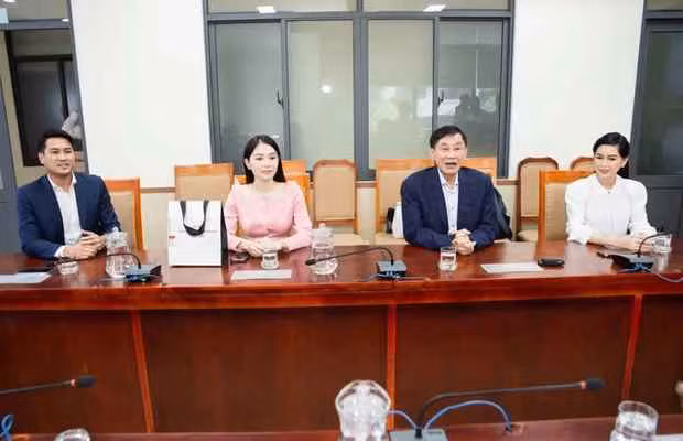 Mặc dù hình ảnh được chụp bằng camera thường, phu nhân tỷ phú cũng diện trang phục hết sức giản dị nhưng sắc vóc vẫn vô cùng nổi bật.